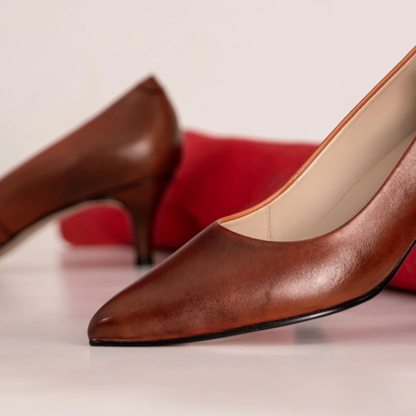 Brown leather pointed-toe pumps